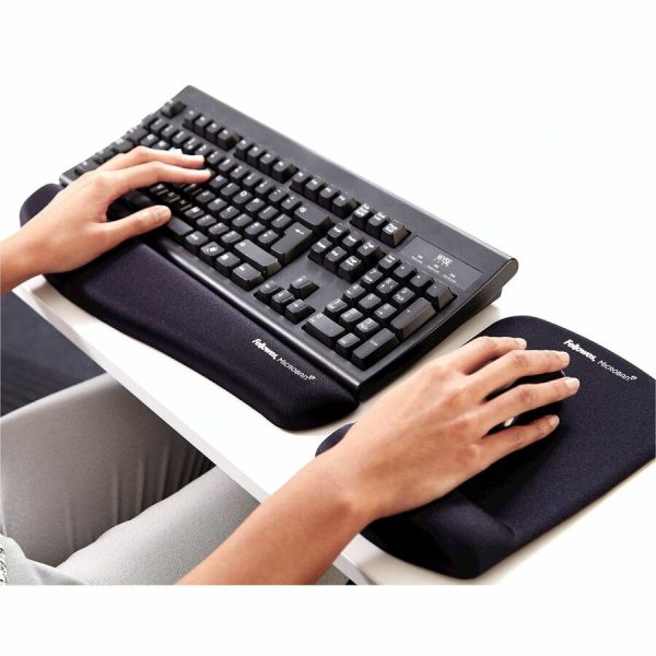 Fellowes® PlushTouch™ Foam Mouse Pad Wrist Support with MICROBAN® - Black (9252001) - Image 5
