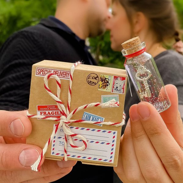 Mensaje romántico en una botella para regalar a tu novio o novia   Tarro de los deseos con una tarjeta para tu esposo o esposa (bottle in cute craft paper box Tu tienes la llave de mi corazón) - Image 2