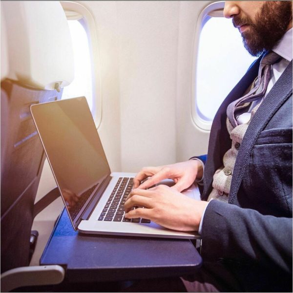 StarTech.com Laptop Privacy Screen for 15 inch MacBook Pro & Air - Magnetic Removable Security Filter - Blue Light Reducing - Matte/Glossy - Image 6